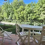 Cozy With Balcony And Communal Pool Apartament *
