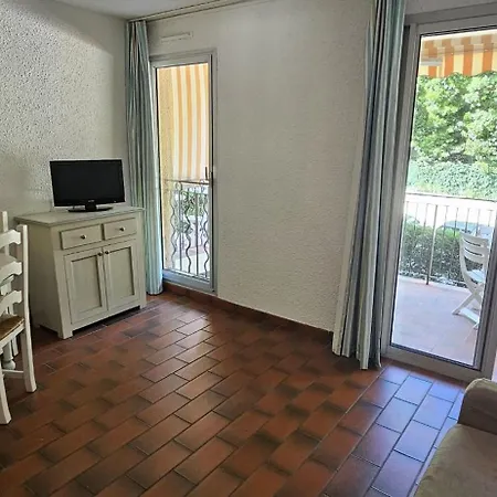 Cozy With Balcony And Communal Pool Apartament *