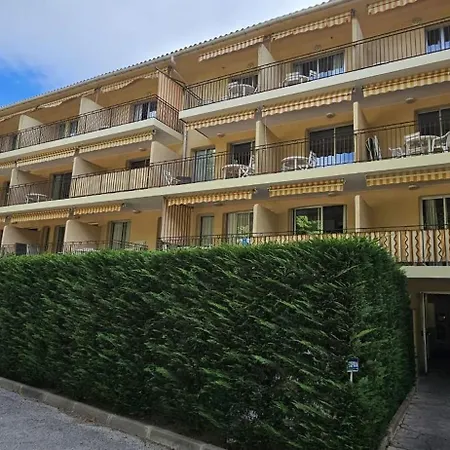Cozy With Balcony And Communal Pool