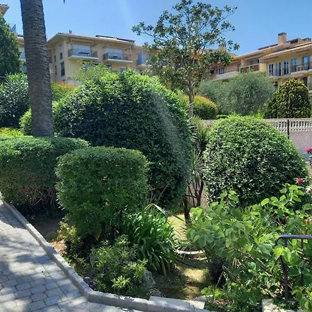 Cozy With Balcony And Communal Pool Daire Saint-Tropez