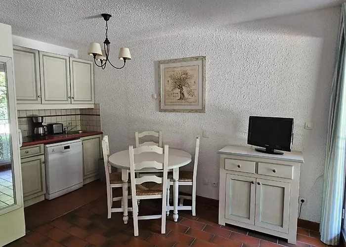 Cozy With Balcony And Communal Pool *