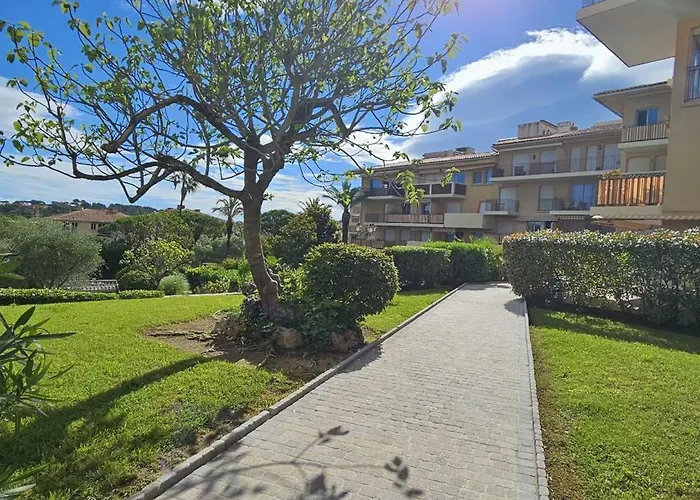 Cozy With Balcony And Communal Pool
