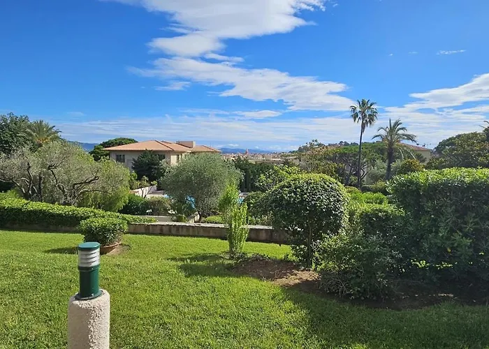 Cozy With Balcony And Communal Pool Apartment Saint-Tropez