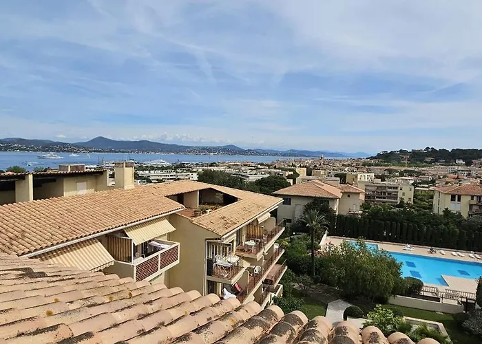 Cozy With Balcony And Communal Pool Apartment
