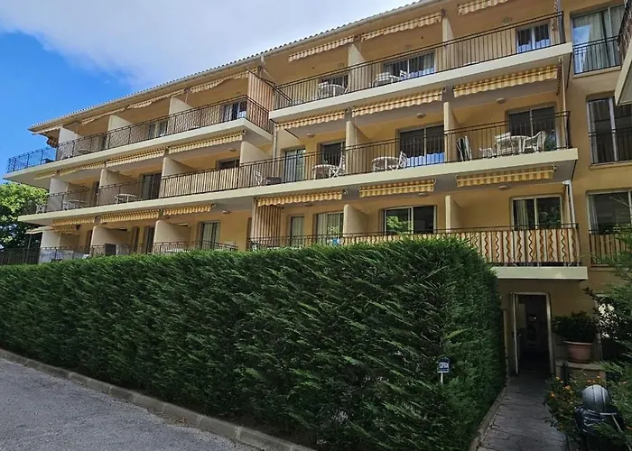 Cozy With Balcony And Communal Pool